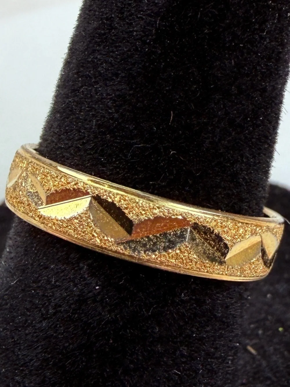 Elegant etched Goldtone Lightweight sz 6.75 band Ring